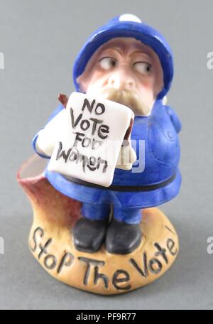 Statuetta in ceramica raffigurante un inglese bobby, indossando un cappello blu e uniforme, guardando al lato e tenendo un notepad leggere 'Nessun voto per le donne", con una didascalia alla base la lettura di 'Stop il voto!", prodotta dalla ditta tedesca di Schafer e Vater, primariamente per il mercato britannico, 1900. () Foto Stock