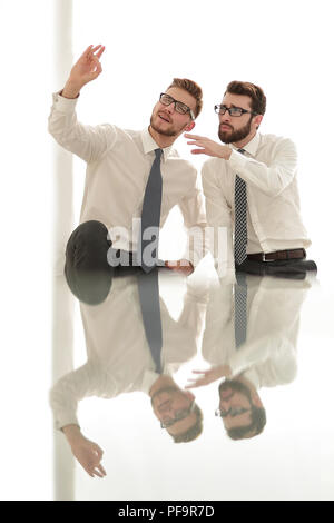 Colleghi di lavoro a discutere idee nel nuovo ufficio Foto Stock