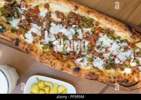 Bagno turco Pide con carne macinata Kavurma insalata e sottaceti. I cibi tradizionali. Foto Stock