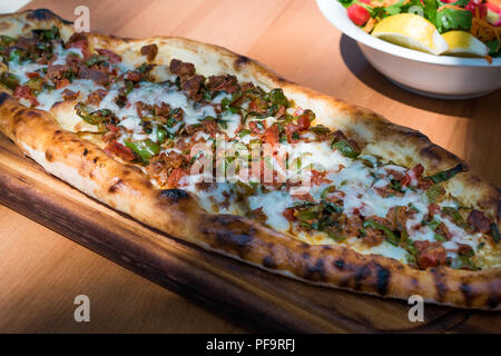 Bagno turco Pide con carne macinata Kavurma insalata e sottaceti. I cibi tradizionali. Foto Stock