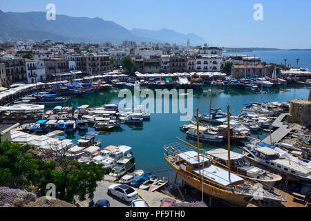 Kyrenia la vista del porto dalla torre veneziana di Kyrenia Castello, Kyrenia (Girne), Repubblica Turca di Cipro del Nord Foto Stock