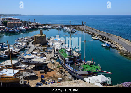 Kyrenia la vista del porto dalla torre veneziana di Kyrenia Castello, Kyrenia (Girne), Repubblica Turca di Cipro del Nord Foto Stock