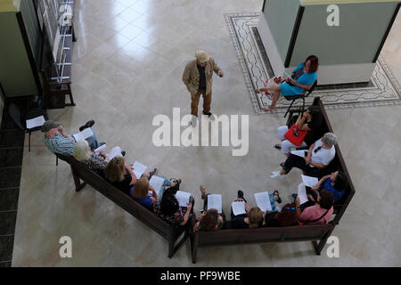 I partecipanti dell'agenzia turistica ROOTKA specializzata in tour del patrimonio ebraico nell'Europa orientale siedono all'interno della Sinagoga Corale restaurata, che era forse la più grande sinagoga della Galizia orientale; costruita a metà del 18th° secolo. Dopo la seconda guerra mondiale fu utilizzato come negozio di mobili e rimase abbandonato per molti anni. La città di Drohobych a Lviv Oblast, Ucraina. Foto Stock