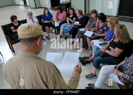 I partecipanti dell'agenzia turistica ROOTKA specializzata in tour del patrimonio ebraico nell'Europa orientale siedono all'interno della Sinagoga Corale restaurata, che era forse la più grande sinagoga della Galizia orientale; costruita a metà del 18th° secolo. Dopo la seconda guerra mondiale fu utilizzato come negozio di mobili e rimase abbandonato per molti anni. La città di Drohobych a Lviv Oblast, Ucraina. Foto Stock