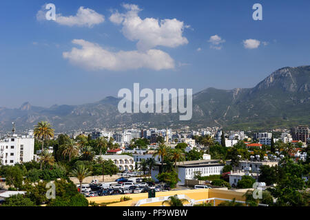 Vista generale di Kyrenia (Girne) con Kyrenia Mountain Range in background, Repubblica Turca di Cipro del Nord Foto Stock