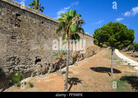 Mura veneziane che circondano la città vecchia di Famagosta (Gazimagusa) nella Repubblica Turca di Cipro del Nord Foto Stock