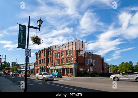 Un angolo di strada di Granby, Eastern Townships, Quebec, Canada. Alcuni edifici classici circondano l'angolo di rue principale e Rue Montagna. Foto Stock