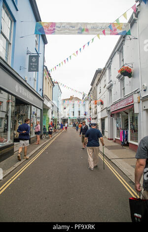 Persone che camminano in Fore Street, Falmouth, Cornwall Inghilterra nel mese di agosto 2018 Foto Stock