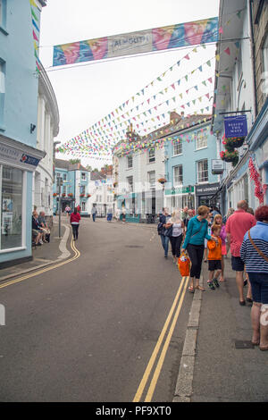 Persone che camminano in Fore Street, Falmouth, Cornwall Inghilterra nel mese di agosto 2018 Foto Stock