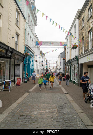 Persone che camminano in Fore Street, Falmouth, Cornwall Inghilterra nel mese di agosto 2018 Foto Stock