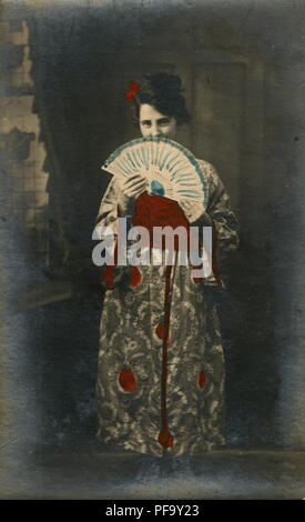 AJAXNETPHOTO. 1903 (circa). Il Giappone. - GEISHA RAGAZZA CON VENTOLA. fotografo:sconosciuto © IMMAGINE DIGITALE COPYRIGHT VINTAGE AJAX Picture Library Fonte: AJAX FOTO VINTAGE COLLEZIONE REF:1903 46 Foto Stock