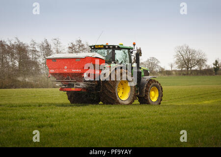 Buckingham, Regno Unito - 22 Marzo 2018. Un trattore John Deere spray raccolti in primavera nel Buckinghamshire campagna Foto Stock