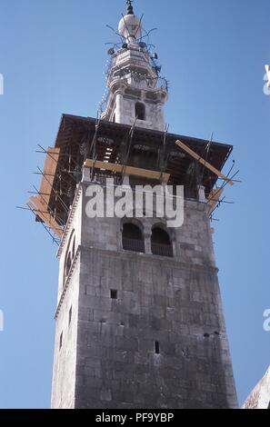 Vista dettagliata del minareto della sposa, noto anche come Madhanat al-Arous, situato lungo la parete nord del Umayyad mosque grande complesso, in Damasco, Siria, Giugno 1994. () Foto Stock