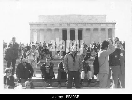 Fotografia in bianco e nero raffiguranti un grande gruppo di persone, si sono riuniti per protestare contro la guerra in Vietnam, seduti e in piedi sui gradini davanti al Lincoln Memorial a Washington DC, Stati Uniti, 1969. () Foto Stock