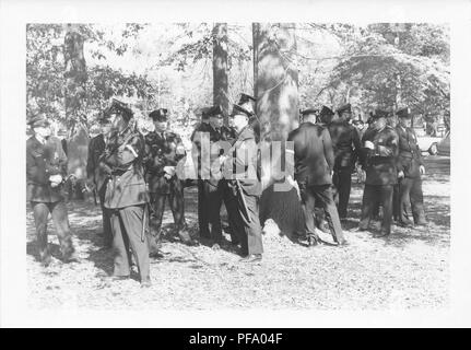 Fotografia in bianco e nero, mostrando un gruppo di maschi guardie nazionali o poliziotti, alcuni con manganelli, in piedi sotto l'ombra di pochi grandi alberi, fotografato durante la Guerra del Vietnam era antiwar-marzo a Washington, DC, Stati Uniti, 1969. () Foto Stock