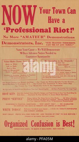 Il satirico, costeggiata o cartellone intitolato "Ora la tua città può avere un professionista Riot!" Pubblicità Servizi di 'Demonstrators, c' la cui 'addestrato i terroristi possono legare qualsiasi città, ' prodotte durante la Guerra del Vietnam, 1970. () Foto Stock