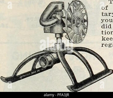 Un catalogo che celebra il 75° anniversario di un'azienda di attrezzature per il giardinaggio, con vari attrezzi e forniture per il giardinaggio, tra cui un irrigatore rotante a doppio prato progettato per innaffiare efficacemente i prati senza danneggiare i nuovi semi da prato. Foto Stock