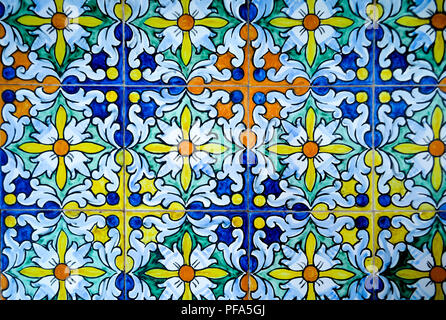 Vivacemente colorato (arancione, blu e giallo) Piastrelle con un ornato geometrico disegno floreale in Plaza de Espana in Siviglia andalusa, Spagna Foto Stock