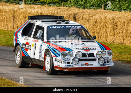 1986 Lancia Delta S4 Gruppo B rally auto con autista Andrew Beverley al 2018 Goodwood Festival of Speed, Sussex, Regno Unito. Foto Stock