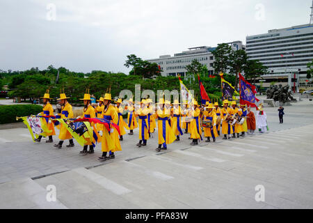 Un tradizionale della Corea del Sud la guardia d'onore cerimonia al Memoriale di guerra di Corea a Seul, in Corea del Sud. Foto Stock