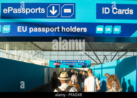 Confine,epassport,l'immigrazione,CONTROLLO CODA,,l'aeroporto di Stansted,arrivo,il terminale,Agosto,l'estate,Londra,Essex,l'Inghilterra,l'Europa,Unione,passeggeri,l'arrivo, Foto Stock