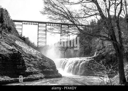 Treno Vintage traliccio su una cascate nella gola a Letchworth State Park, New York, Stati Uniti d'America Foto Stock