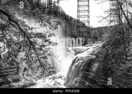 Cascate vicino al treno vintage traliccio a Letchworth State Park, New York, Stati Uniti d'America Foto Stock