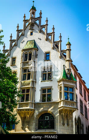 Medievale architettura revival nella città di Ulm in Germania Foto Stock