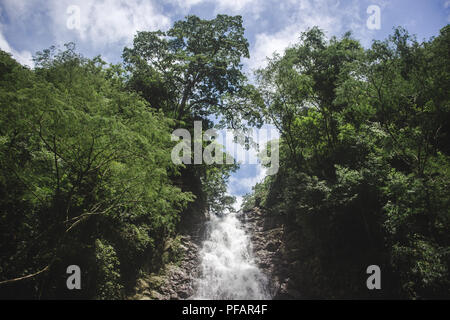 L'acqua comincia a cadere dalla parte superiore della cascata di Montezuma, un popolare escursione turistica in Costa Rica Foto Stock