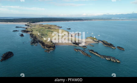 Riprese aeree di Llanddwyn island su Anglesey, Galles, Regno Unito Foto Stock