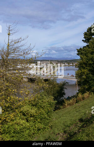 Il fiume Ness fluisce attraverso il centro di Inverness, Scotland, Regno Unito Foto Stock