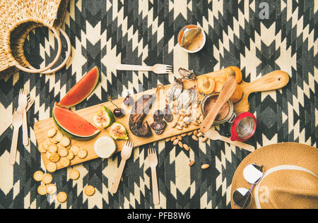 Il concetto di picnic con salsicce, frutta, formaggio e pate