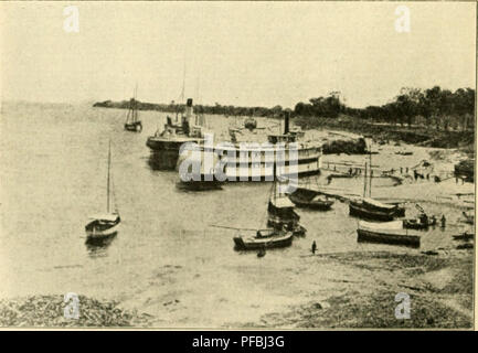 Questo articolo sulla rivista mette in evidenza le colture e le piante tropicali di Iquitos, Perù, e Ciudad Bolívar, Venezuela, concentrandosi sui bacini fluviali dell'Amazzonia e dell'Orinoco. Comprende illustrazioni di varie specie tropicali e del loro significato agricolo in queste regioni. Foto Stock