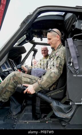 Il polacco forze terrestri officer 1Lt. Blazej Lukaszewski tenta di eseguire la sede pilota di U.S. Esercito UH-60M Blackhawk evacuazione medica elicottero a Ziemsko Airfield, Polonia, come parte del saber Strike 18, Giugno 2, 2018. Stati Uniti Army Chief Warrant Officer Matthew sentito parlare della C Company, 2° Battaglione, 227th reggimento di aviazione, 1° aria brigata di cavalleria, assiste dal sedile del copilota. Sciopero di Saber 18 è l'ottava iterazione della lunga U.S. Esercito Europa-led formazione cooperativa esercizio progettata per migliorare l'interoperabilità tra alleati e partner regionali.(Michigan Guardia Nazionale Foto Stock