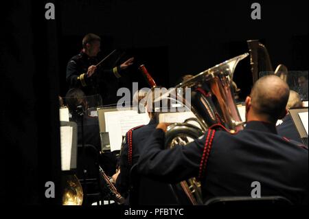 Coast Guard Lt. La Cmdr. Adam R. Williamson conduce la Coast Guard Band durante le sue prestazioni a Kenmore Middle School, Arlington, Virginia, Maggio 31, 2018 come parte della banda del 2018 national concert tour. Il tour della Guardia costiera della regione Mid-Atlantic corre 30 Maggio al 10 giugno ed è finalizzato a migliorare le relazioni tra la Guardia Costiera e il pubblico americano e mostrare il lavoro degli uomini e delle donne della United States Coast Guard. La Guardia Costiera della Band è un 55-membri dell'ensemble di world-class musicisti che hanno il compito di eseguire in concerti pubblici e comunicazione alla comunità eventi, nonché in informale e formale Foto Stock