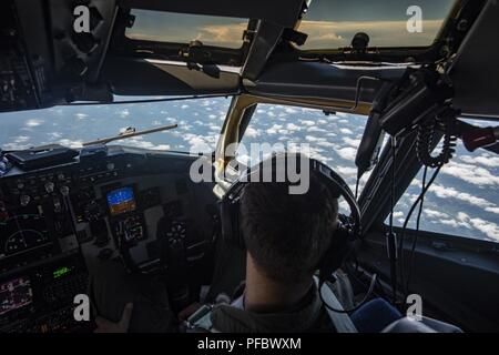 Stati Uniti Air National Guard Il Mag. Dave Lohrer, un pilota con la 121 Air Refuelling Wing, Ohio vola un KC-135 Stratotanker nel cielo sopra northern Ohio Maggio 31, 2018. KC-135s hanno fornito i militari di nucleo del rifornimento di antenna per più di cinquant'anni. Foto Stock