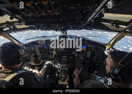 Stati Uniti Air National Guard Il Mag. Dave Lohrer e il tenente Col. Paolo Hughes, entrambi i piloti con la 121 Air Refuelling Wing, Ohio volare un KC-135 Stratotanker nel cielo sopra northern Ohio Maggio 31, 2018. KC-135s hanno fornito i militari di nucleo del rifornimento di antenna per più di cinquant'anni. Foto Stock