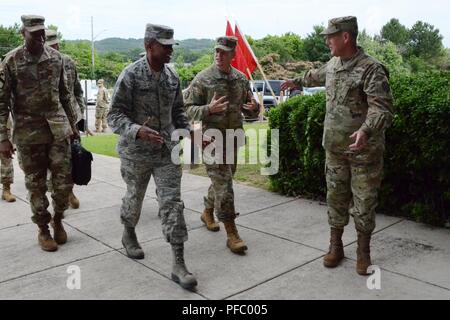 Gen. Darren McDew, il centro sinistra, Comandante generale degli Stati Uniti Il trasporto del comando a Scott Air Force Base in Illinois e Col. James Smith, estrema sinistra, delegato al comandante USTRANSCOM sono accolti da Brig. Gen. Martin Klein, centro destra, comandante del supporto di distribuzione di comando di Birmingham, Alabama e il Mag. Gen. Steven Ainsworth, destra, Comandante generale del teatro 377 Supporto comando in New Orleans, Louisiana Giugno 5, 2018. McDew ha visitato la sede di DSC a Birmingham, Alabama a ricevere un aggiornamento sulla capacità e la disponibilità di forze sotto il controllo operativo Foto Stock