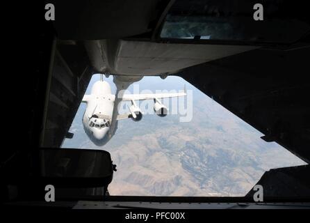 Un gruppo del sessantesimo gruppo Operazioni comandanti onorario raccogliere sulla linea di volo a Travis Air Force Base in California, prima di salire a bordo di un KC-10 Extender come parte di un tour volto a integrare nei loro squadrone della propria missione. Il sessantesimo OG conduce tours su base annuale che offrono i comandanti onorario e gli aviatori hanno la possibilità di interagire e imparare gli uni dagli altri. Foto Stock