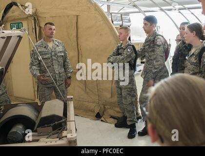 Master Sgt. Ronnie J. Piovesan, supervisore di impianto di termoventilazione, dimostra la 188th ala di Disaster Relief Bed-in basso Set, che fornisce riparo e il supporto per fino a 150 personale di rispondere ad una situazione di emergenza, durante una visita di Civil Air Patrol cadetti, Giugno 6, 2018 in calo ANG Base, Ark. Tappo di cadetti provenienti da diversi Stati visitati calo di imparare circa il 188th ala della missione e le opportunità della Air National Guard come parte del loro accampamento d'estate. Foto Stock