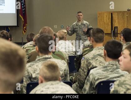 1Lt. Motivi di Sam, 188th ala executive officer, discute il 188th ala di missioni e capabilites durante una visita dal Civil Air Patrol cadetti, Giugno 6, 2018 in calo ANG Base, Ark. Civil Air Patrol cadetti provenienti da diversi Stati visitati calo di imparare circa il 188th ala e opportunità nell'aria Guardia Nazionale come parte del loro accampamento d'estate. Foto Stock