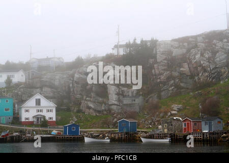 Nebbioso giorno in rosa Blanche porto e la baia di Diamante, Terranova, Canada Foto Stock