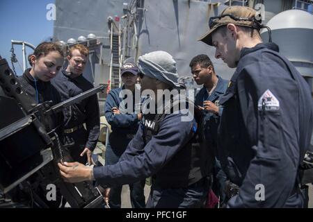 OCEAN (Giugno 3, 2018) da bombardieri mate 1. Classe Clarence Jones, da San Bernardino, in California, dimostra come utilizzare un 0,50 Caliber machine gun per velisti assegnati a Whidbey Island-class dock landing ship USS Rushmore (LSD 47) durante una formazione composita dell'unità esercizio (COMPTUEX). COMPTUEX è la pre-finale esercizio di distribuzione che certifica il combinato Essex anfibio gruppo pronto e il XIII Marine Expeditionary Unit la capacità di condurre operazioni militari in mare e proiettare potenza a terra durante la loro prossima distribuzione nell estate del 2018. Foto Stock