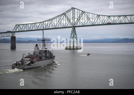 ASTORIA, Ore., (7 giugno 2018) il vendicatore-classe contromisure mine nave USS Scout (MCM 8), transita il Columbia River verso Portland, Ore. per Rose Festival Settimana della flotta. Il festival e Portland Settimana della flotta sono una festa del mare servizi con i marinai, marine, e Guardia Costiera membri provenienti da Stati Uniti e Canada che rendono la città una porta di chiamata. Foto Stock