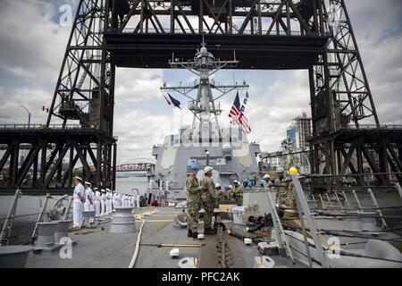 Fiume WILLAMETTE, (7 giugno 2018) Il Arleigh Burke-class guidato-missile destroyer USS Michael Murphy (DDG 112), passa sotto il ponte in acciaio come la nave transita verso Portland, Ore. per Rose Festival Settimana della flotta. Il festival e Portland Settimana della flotta sono una festa del mare servizi con i marinai, marine, e Guardia Costiera membri provenienti da Stati Uniti e Canada che rendono la città una porta di chiamata. Foto Stock