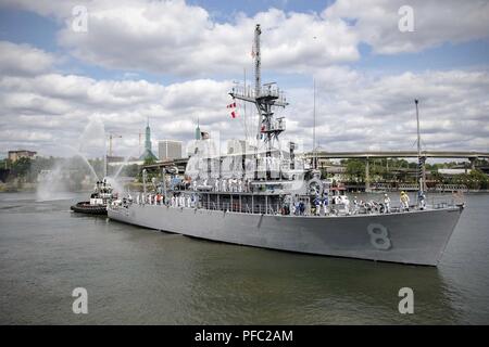 PORTLAND, Ore., (7 giugno 2018) il vendicatore-classe contromisure mine nave USS Scout MCM (8), arriva a Portland per Rose Festival Settimana della flotta. Il festival e Portland Settimana della flotta sono una festa del mare servizi con i marinai, marine, e Guardia Costiera membri provenienti da Stati Uniti e Canada che rendono la città una porta di chiamata. Foto Stock