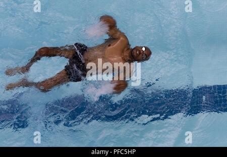 Veterano Brent aglio dell esercito del Team compete durante il DoD Warrior giochi di competizione di nuoto, 8 giugno 2018, presso l'U.S. Air Force Academy in Colorado Springs, Colorado. Il guerriero i giochi sono un evento annuale, istituito nel 2010, per introdurre feriti e ammalati e feriti i membri del servizio di adaptive lo sport come un modo per migliorare il loro recupero e riabilitazione. Foto Stock