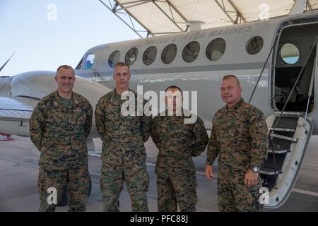 Col. Matteo F. Amidon (sinistra), il vice comandante del gruppo di Marine Aircraft Group 41, quarto aeromobile Marina Wing, Col. Steven J. bianco (sinistra-centro), comandante della XXIII Reggimento Marini, 4° Divisione Marine, Sgt. Il Mag. Ruben Anthony Esparza (destra-centro), sergente maggiore del ventitreesimo Marines, quarto MarDiv e Sgt. Il Mag. Dallas K. Neel (sinistra), sergente maggiore di MAG-41, 4 MAW, rappresentare da un U.S. Marine Corps C-12 per una foto di gruppo durante la formazione integrata esercizio 4-18 in El Centro, California, il 9 giugno 2018. Marine Aircraft Group 41 è soddisfare il combattimento aereo ruolo di elemento di ITX 4-18, fornendo e Foto Stock