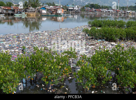 Cebu City, Filippine. 21 Agosto 2018.scartato spazzatura,molto di plastica,raccoglie all'interno di mangrovie lungo un ruscello che sbocca nel mare Credito: Globalimages101/Alamy Live News Foto Stock