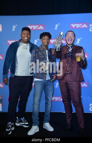 New York, NY, STATI UNITI D'AMERICA. 20 agosto 2018. 21 Savage, Post Malone presso gli arrivi per 2018 MTV VMAs - Arrivi parte 3, Radio City Music Hall di New York, NY Agosto 20, 2018. Credito: Kristin Callahan/Everett raccolta/Alamy Live News Foto Stock